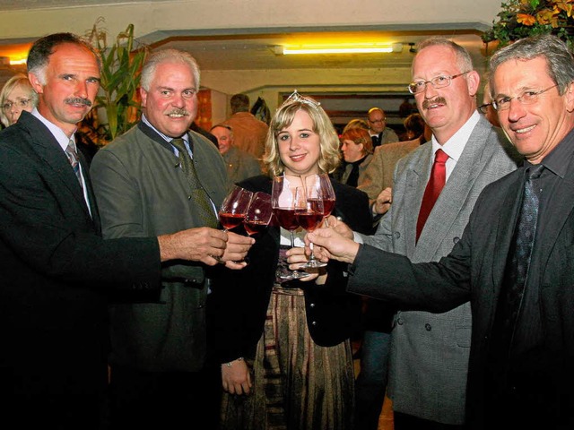 Weinprinzessin Michaela Baldinger (Mit...terffnung mit einem Glas Festwein an.  | Foto: Herbert Trogus