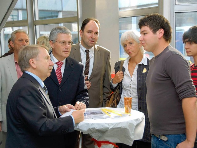 Kultusminister Helmut Rau (links) such...h mit Auszubildenden der Lauffenmhle.  | Foto: Hannes Lauber