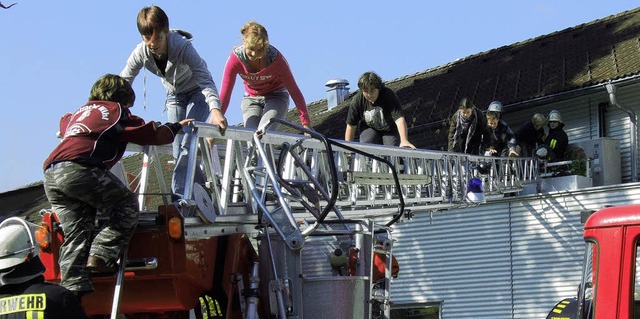 ber die Drehleiter wurden einige Menschen von der Terrasse gerettet.   | Foto: markus straub