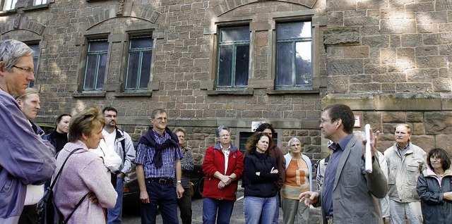 Sachkundig fhrte Stadthistoriker Thor...ietzner ber die alten Kasernenareale.  | Foto: heidi fssel