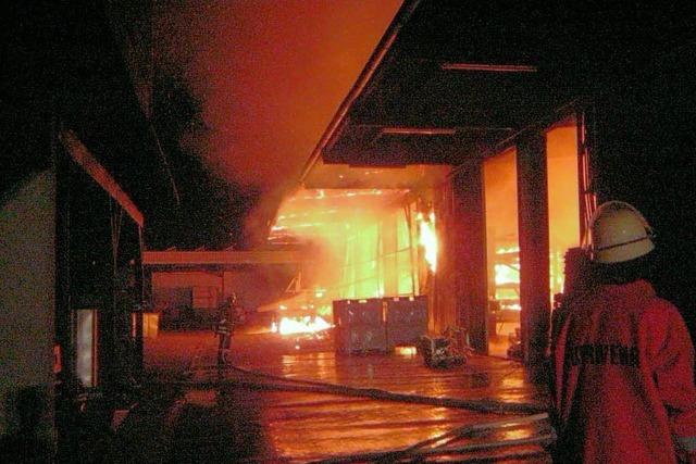 Feuer zerstrt Lagerhalle