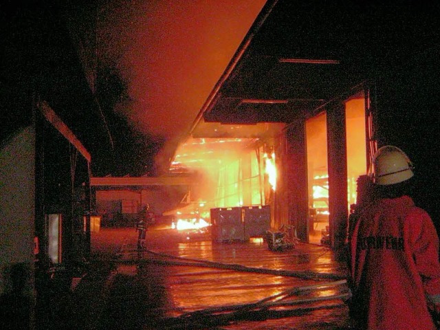 Nicht zu retten war die  Lagerhalle der Firma Gng.   | Foto: Polizei