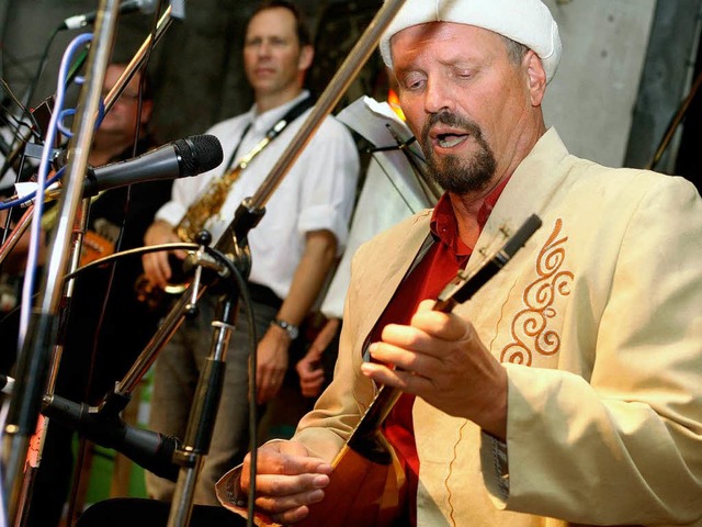 Staatsminister Gernot Erler spielte be...0; russische Weisen auf der Balalaika. | Foto: Rita Eggstein Staatsminister Gernot Erler spielte be...0; russische Weisen auf der Balalaika. | Foto: Rita Eggstein