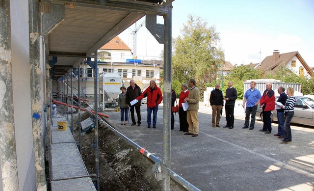 Gemeinderte informierten sich ber die Bauarbeiten an der Grundschule.   | Foto: Karlheinz Scherfling