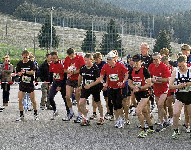 Start in die abendliche  Klte in Bern...n der LG Baar (rechts) wurde  Zweiter.  | Foto: Helmut Junkel