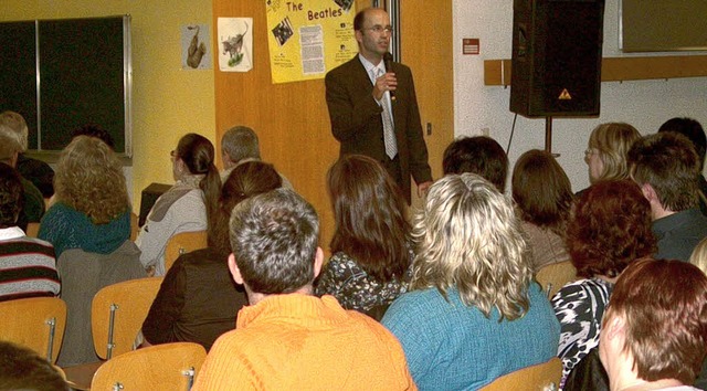 <Bildtext>Stand den Eltern Rede und An...-Martin Bratzel (stehend). </Bildtext>  | Foto: hansjrg  BAder