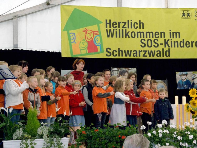 Gemeinsam begrten Kinder aus dem Sul... Stadt die Gste beim Jubilumsfest.    | Foto: volker mnch