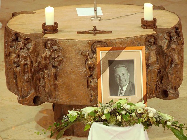 Bildnis des verstorbenen Altbrgermeister vor dem Altar von St. Alban.  | Foto: Markus Donner