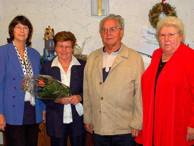Christel Osswald ehrte  Gisela Harder ...Vorsitzenden Hilla Eichin (von links).  | Foto: Dlker