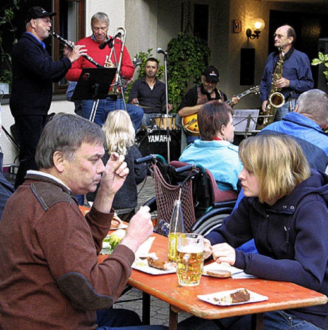 Gut gehen lieen es sich die Gste  beim Brunnenhock.   | Foto: Sedlak