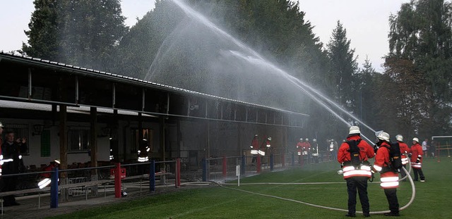 &#8222;Wasser marsch&#8220; hie es sc...hrbung  am Clubheim des FC Huttingen.  | Foto: Michael raab