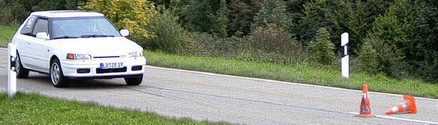 Kurvenfahren um Pylonen war eine der Aufgaben beim Autoslalom.  | Foto: Hansjoerg Bader