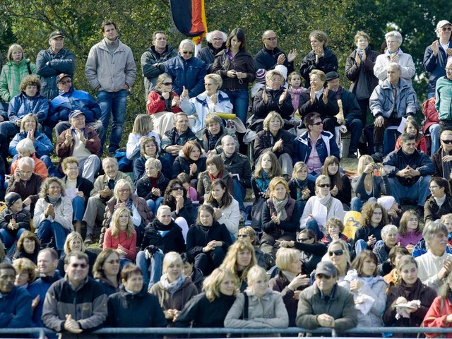 Gut gefllte Zuschauerrnge gab es beim    Reitturnier.   | Foto: BZ