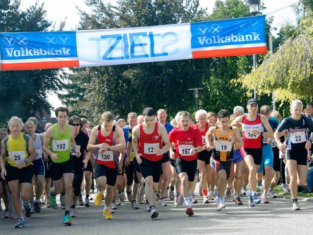 Dicht gedrngt war das Teilnehmerfeld beim Start zum Hauptlauf.  | Foto: Elisabeth Jakob-Klbllin