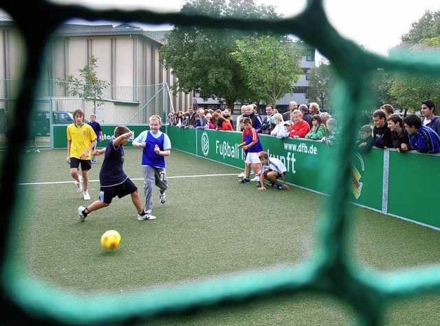 Erffnungskick: Sechstklssler der Hau... Mini-Fuballfelds beim Schulzentrum.   | Foto: Roland Vitt