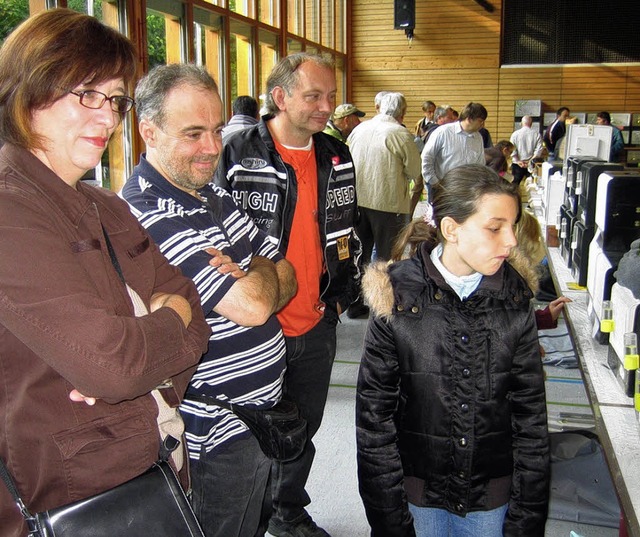 Interessiert und fachkundig: Besucher der Vogelbrse in Mrkt   | Foto: Baum