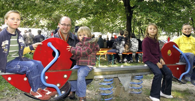 Gleich nach der offiziellen Einweihung...nen ihren Kinderspielplatz in Besitz.   | Foto: Heidi Fssel