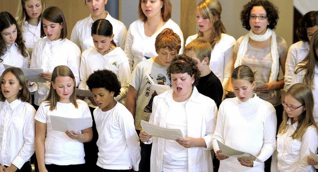 Mit von der Partie war auch der Chor des Clara-Schumann-Gymnasiums.   | Foto: Fssel