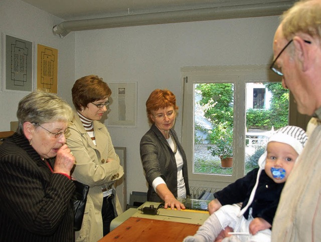 Ruth Loibl erklrt ihre Werke beim Tag der offenen Tr in ihrer Werkstatt.  | Foto: Daniele Scarpa