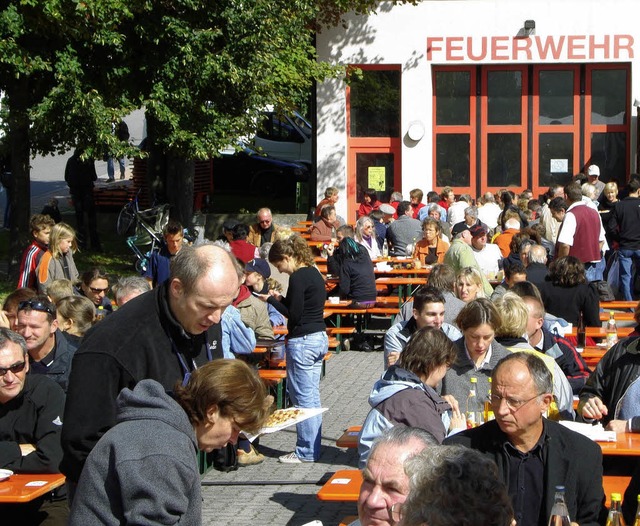 Auch  das Angebot der  Feuerwehr Fischingen  stie wieder auf gute Resonanz.   | Foto: Schlageter