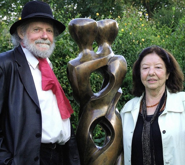 Rudolf und Rosemarie Scheurer vor einer Paar-Skulptur.   | Foto: David-Wenk