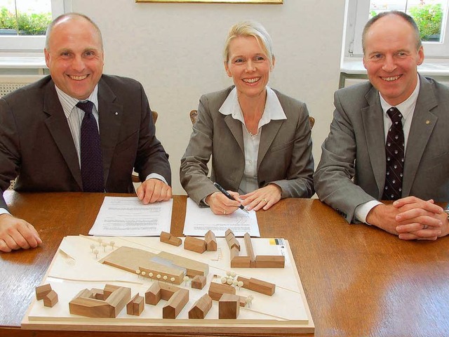 OB Stefan Schlatterer, Annette Hellwig...inks) nach der Vertragsunterzeichnung.  | Foto: Marius Alexander