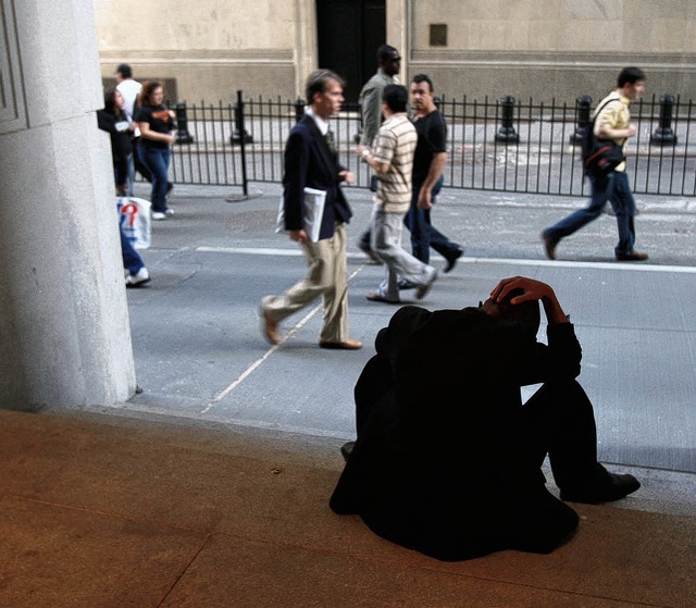 Alles ist aus: Ein Broker ist aus der ...reet in einen Hauseingang geflchtet.   | Foto: AFP