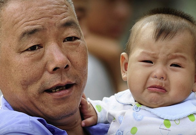Verzweifelt: Vater mit seinem Kind in einer Klinik in Peking   | Foto: AFP