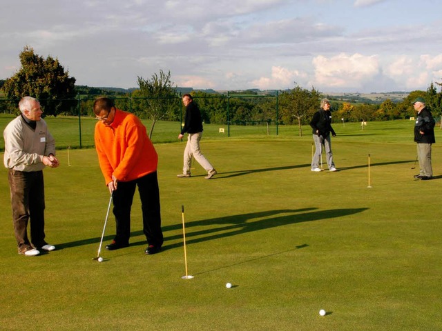 Golflehrer Mark Holland (links)  gab d... Obere Alp  wertvolle Tipps zum Spiel.  | Foto: Wilfried Dieckmann