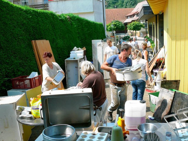 Hohberger Brger reinigen ihren Hausrat nach dem jngsten Hochwasser.  | Foto: Frank Leonhardt