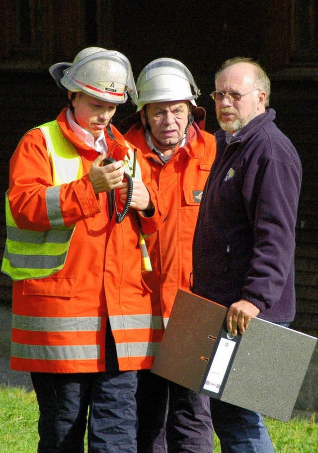 St. Blasiens Stadtkommandant Clemens H...biez  bei der Manverkritik zur bung.  | Foto: Horst A. B