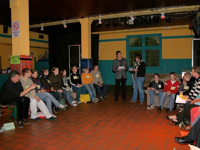 Diskussionsrunde im Jugendhaus  | Foto: Friederike Marx
