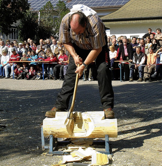 Das Durchtrennen eines Stammes mit der...tete die Wettkmpfer am meisten Kraft.  | Foto: Barbara Schmidt