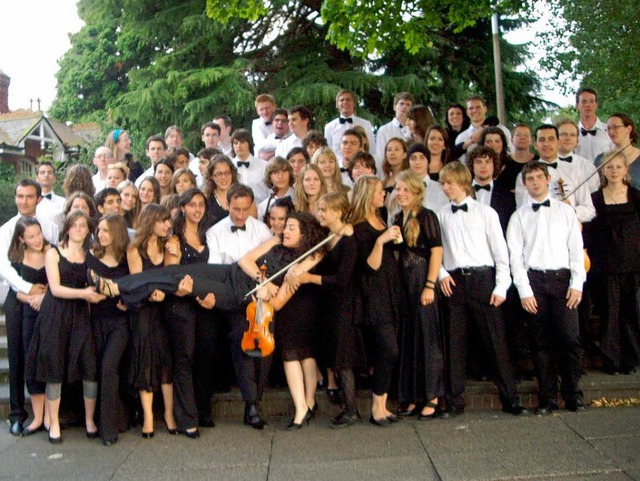Die Teilnehmer an der Bisyoc-Orchester...211; So macht Musik doch einfach Spa.  | Foto: christine fischer