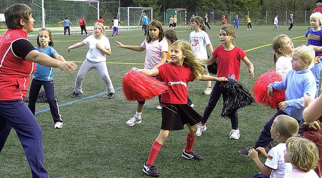 <Bildtext>Die Feldberger Cheerleader &... luden zum Mittanzen ein.</Bildtext>    | Foto: Tina Httich