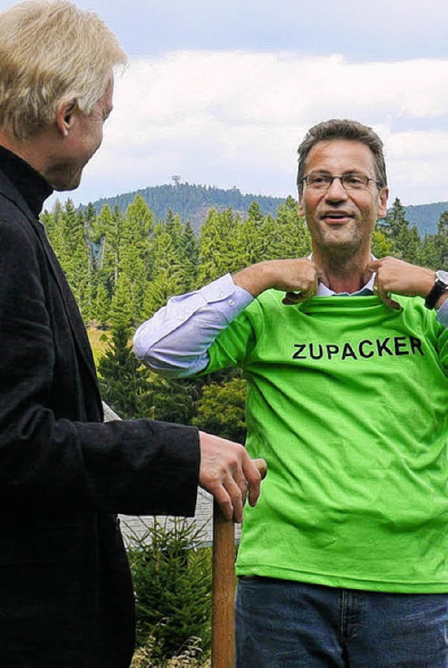 <Bildtext>Nachdem Minister Peter Hauk ...tions-T-Shirt berreicht.  </Bildtext>  | Foto: Ute Aschendorf