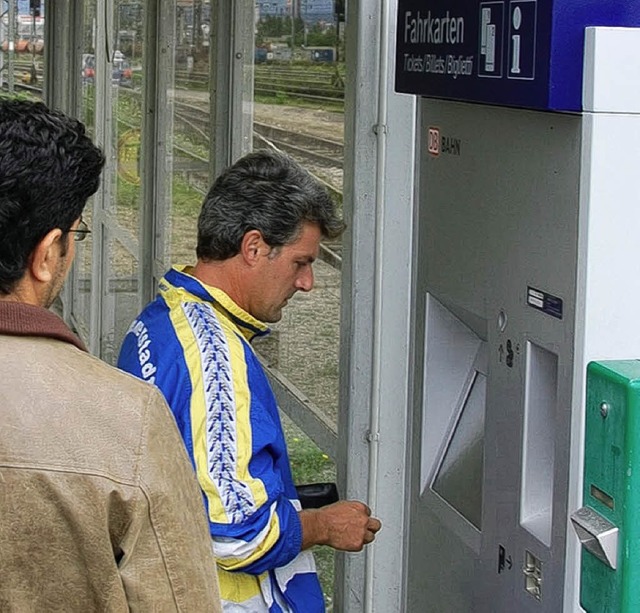 Nicht alle kommen mit den neuen Automaten zurecht.   | Foto: Schlageter