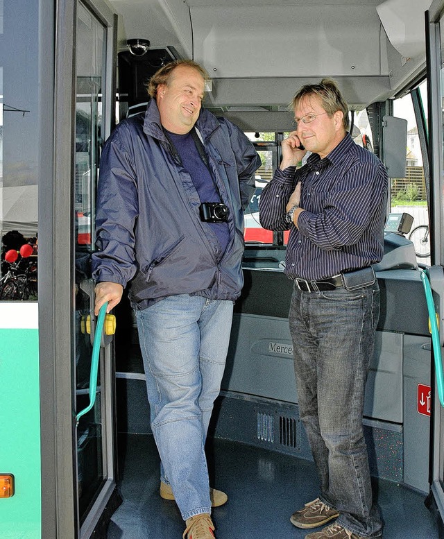 Hauptamtsleiter Carsten Edinger (links...er Jrgen Kuflin  testen den BVB-Bus.  | Foto: Vollmar