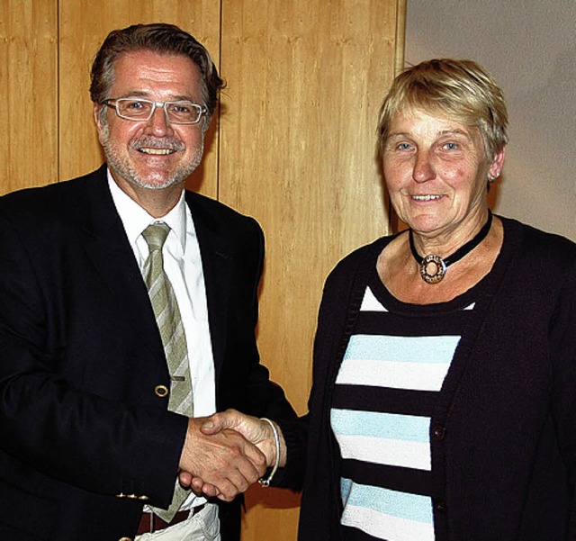 Wolfgang Frstenberger verpflichtete Heide Berttermann als neue Gemeindertin.  | Foto: Langelott