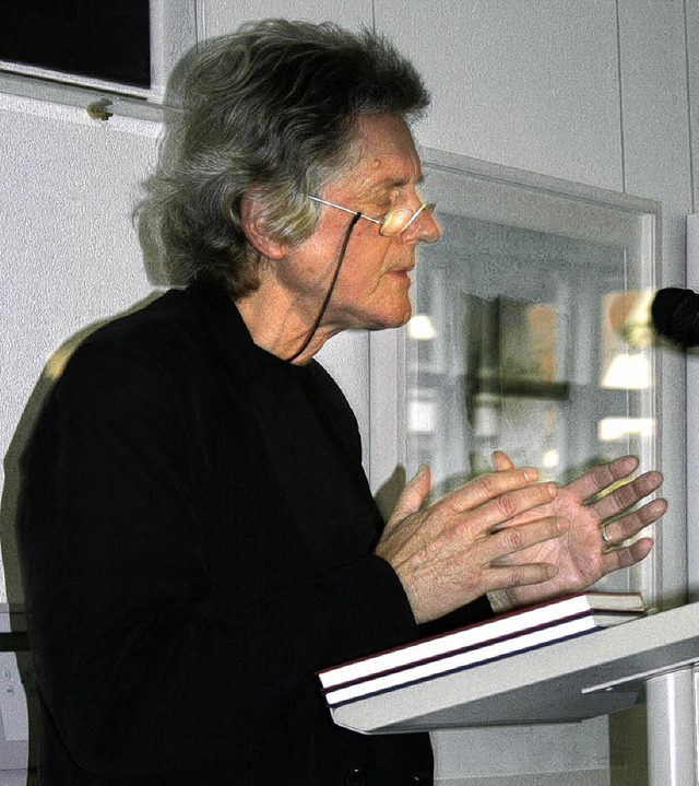 Hans-Peter Bgel liest Gedichte  von  Wolfgang Heidenreich.  | Foto: Saurer