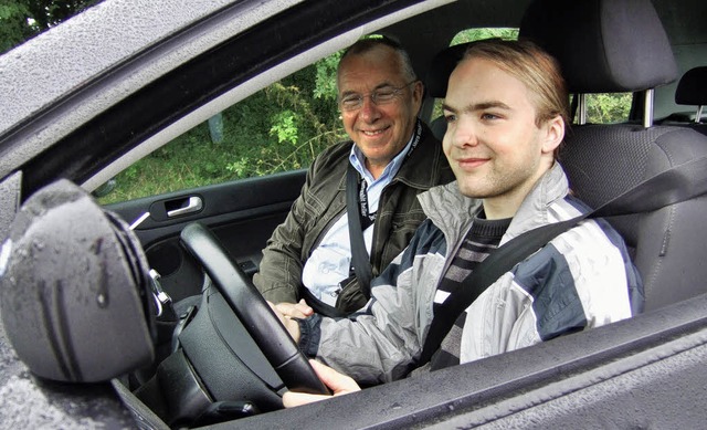 Voneinander lernen:  Fahrlehrer Julius...alten Sehbehinderten  Florian Bruder    | Foto: Mller