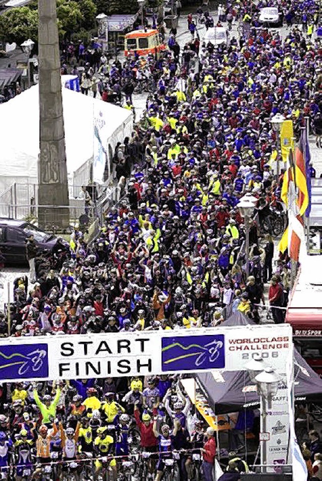 Massenspektakel: der Start der Challenge-Veranstaltung  | Foto: kai dudenhoefer