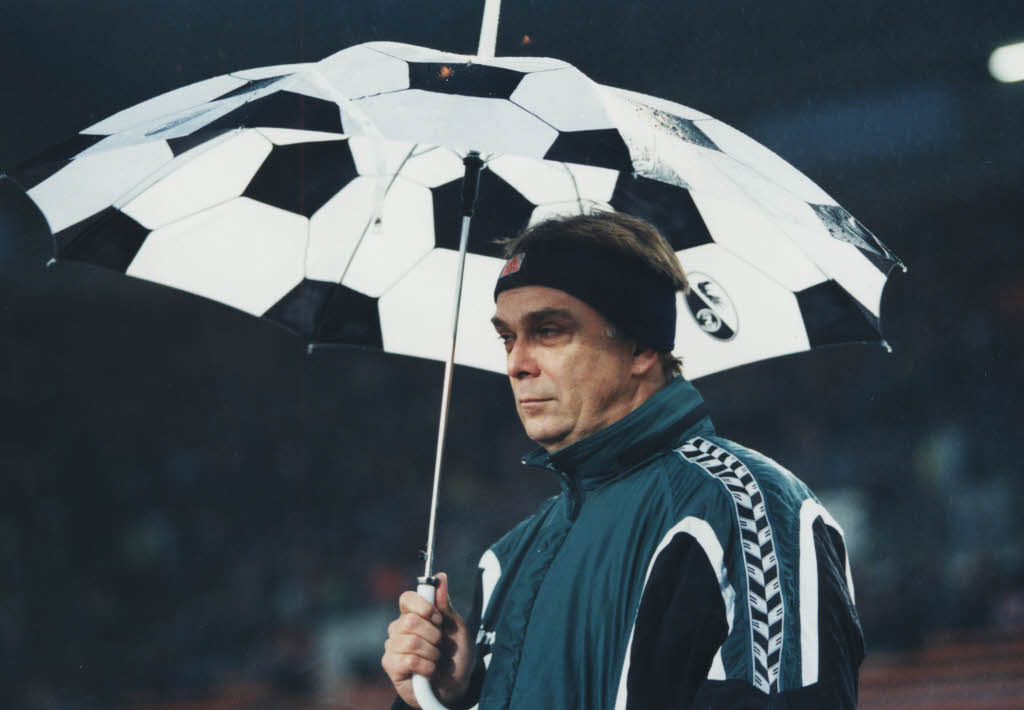 Ein Trainer setzt Regenschirmtrends: 16 Jahre lang trainierte Finke ohne Unterbrechung denselben Verein –  und ist damit Rekordhalter im deutschen Profifuball.