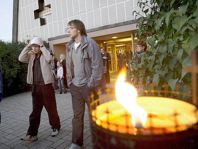 In Finnland brennen Kerzen fr die Opfer.  | Foto: dpa
