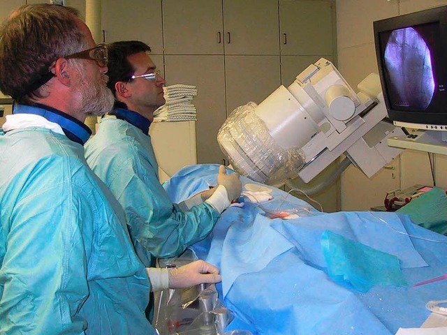 Die Fachrzte Martin Boltz (links) und...ng mit dem Linksherzkathetermessplatz.  | Foto: BZ