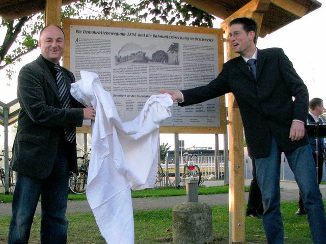 In Erinnerung an 81 badische Revoluzze... Gedenktafel am  Orschweierer Bahnhof.  | Foto: Stefan Merkle