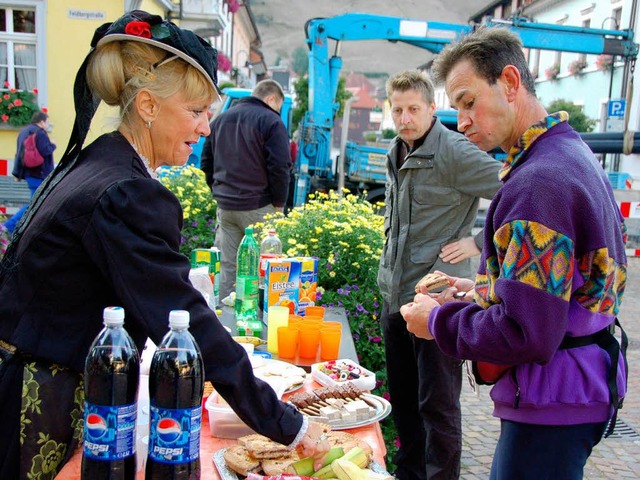 Ilka Kaiser von der Todtnauer Tourismu...ewirtete die Lufer auf dem Marktplatz  | Foto: Kathrin Blum