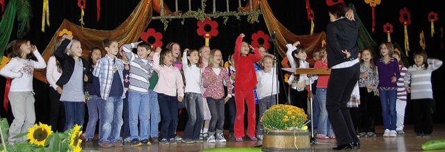 Der Schulchor der Michaelschule bei se...wungvollen Auftritt in der Rmerhalle.  | Foto: Roland Vitt