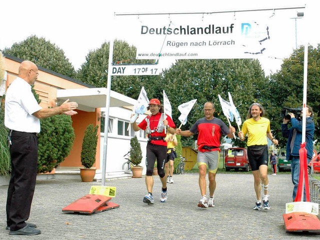 Zieleinlauf nach 1205 Kilometern von R...or Ingo Schulze empfngt seine Lufer.  | Foto: Arne bensiek