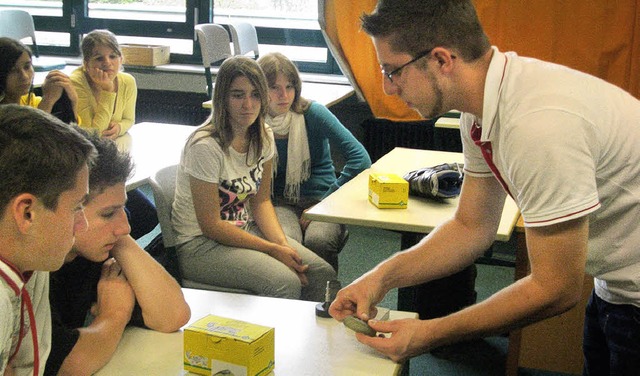 Gespannt schauen die Schler dem Azubi auf die Finger.   | Foto: Schule